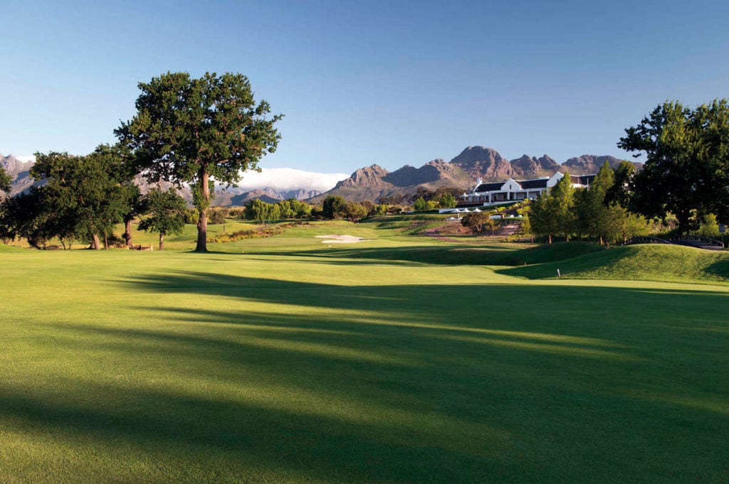 Loch 18 mit Blick auf das Clubhaus - © De Zalze Golf Club