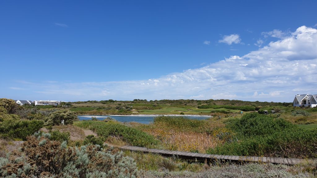 Typische Fynbos-Landschaft auf dem St Francis Links - © Kai Wunner