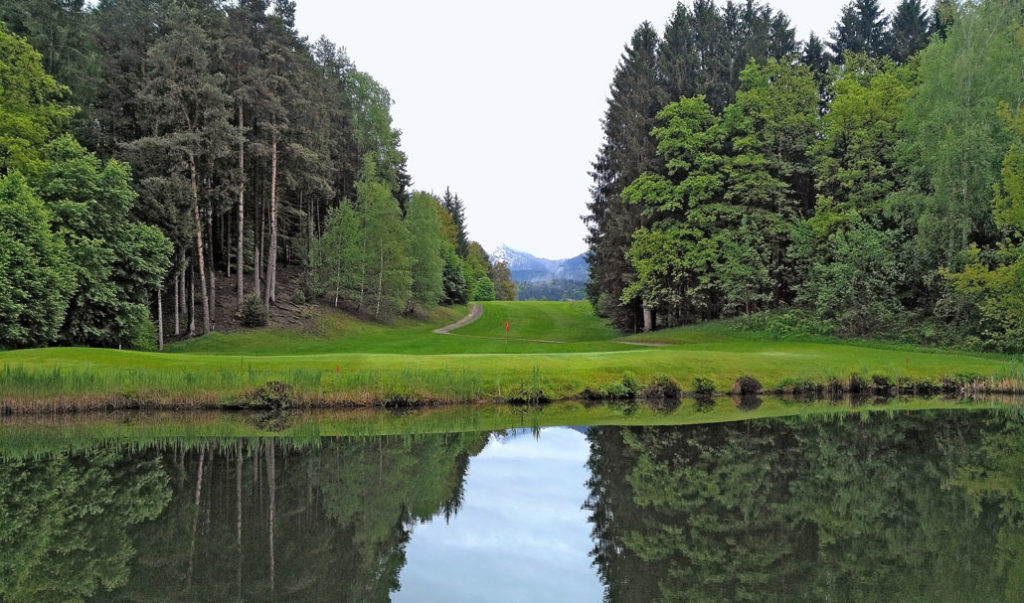 Blick auf Grün und Abschlag der Spielbahn 16 Golfplatz Schloss Finkenstein - © Claudia Bruckmann