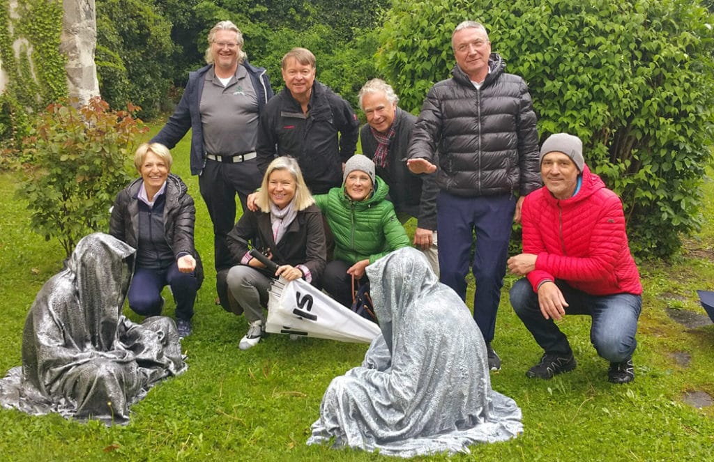 Die Reisegruppe mit den Skulpturen im Garten des Millstätter Stiftes- © Peter v. Oppen