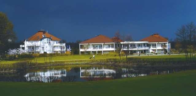 Clubhaus und Appartements des Golfclubs - © Golfclub International Soufflenheim Baden-Baden