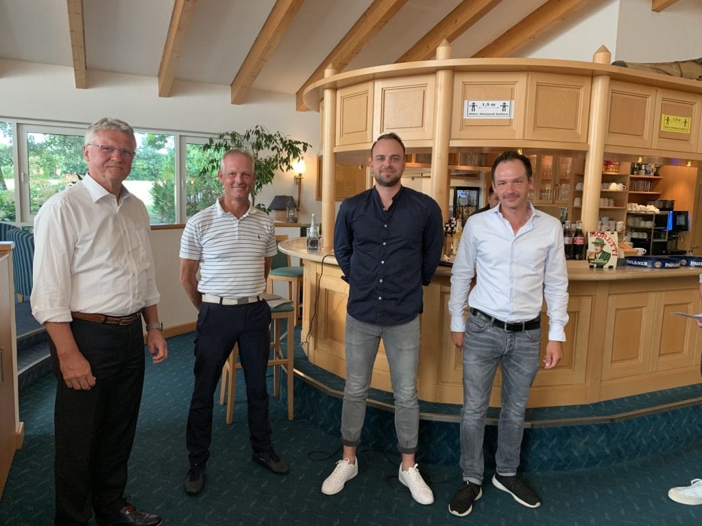 Die Longhitter, von links: Matthias Eschle, Chris Carter und Christian Bartsch. Nicht im Bild ist Flight-Partner Martin Christner. Captain Sebastian Keller (rechts) freut sich mit den Gewinnern dieser Sonderwertung