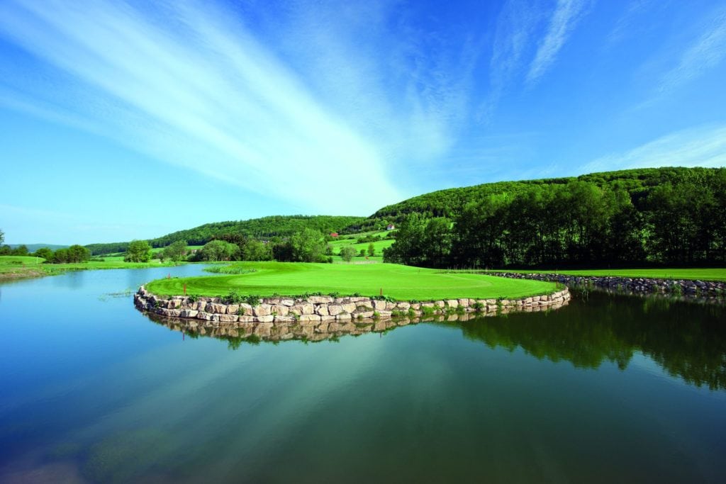 Blick auf die Landezone vor dem Grün der Bahn 12 - © Spa & Golf Resort Weimarer Land