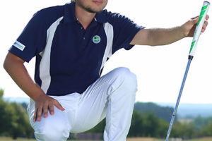 Patrick Klemm mit dem stehenden Putter - © Juwe Cotton