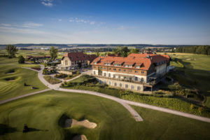Das Resort mit dem Grün 18 des Goethe Course - © Spa & Golf Resort Weimarer Land